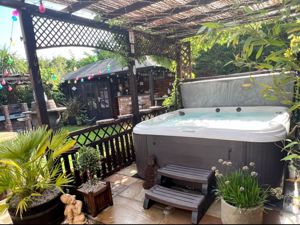 Entertaining area- click for photo gallery